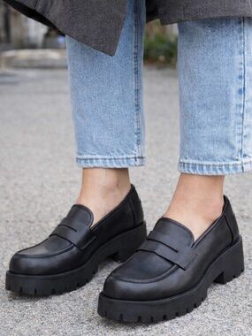 CUSHIONAIRE Women's Black Lug Sole Platform Loafer Normcore Preppy Shoes Size 8W